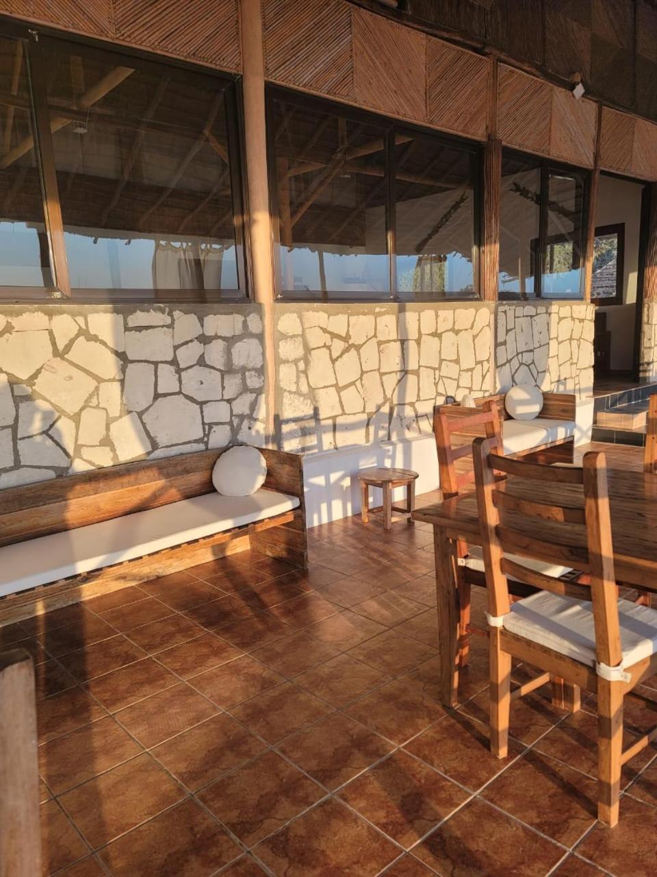 Shangri-La Lodge Ambatomilo Exterior photo